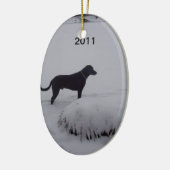 zwart lab en sneeuwversiering keramisch ornament (Links)