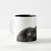 Zwart lab gemengde hond met rood hondenbot tweekleurige koffiemok (Voorkant links)