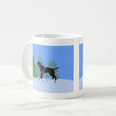 Zwart lab in het bos kerstboom decorteren koffiemok (Voorkant links)