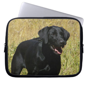 Zwart lab in veldlaptophoes laptop sleeve