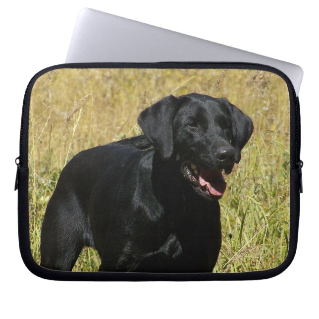 Zwart lab in veldlaptophoes laptop sleeve (Voorkant)