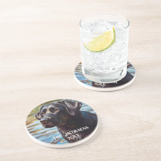 Zwart lab in water zandsteen onderzetter (Zijkant)