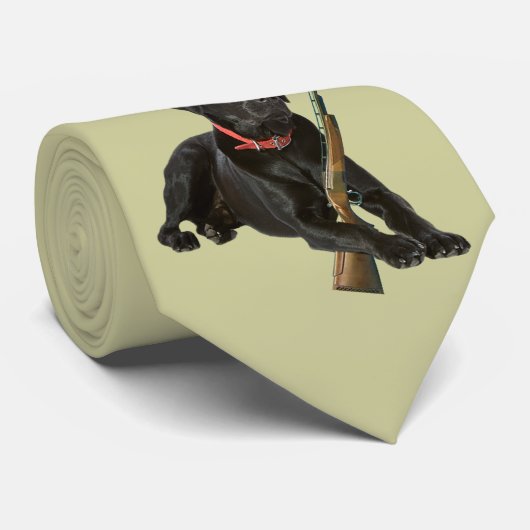 Zwart lab jaagt op Stropdas (Opgerold)
