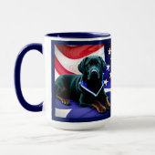 Zwart lab met Amerikaans vlaggenpatriottisch Mok (Links)