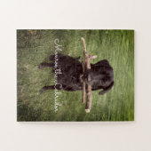 Zwart lab met twee sticks Dog Foto en naam Legpuzzel (Horizontaal)