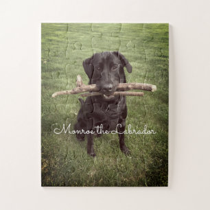 Zwart lab met twee sticks Dog Foto en naam Legpuzzel