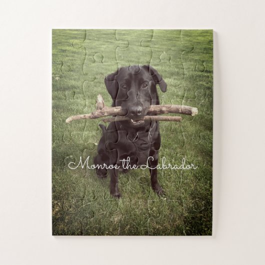 Zwart lab met twee sticks Dog Foto en naam Legpuzzel (Verticaal)