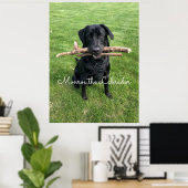 Zwart lab met twee sticks Dog Foto en naam Poster (Thuiskantoor)