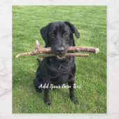 Zwart lab met twee sticks Dog Foto en naam Wijn Etiket (Enkel label)