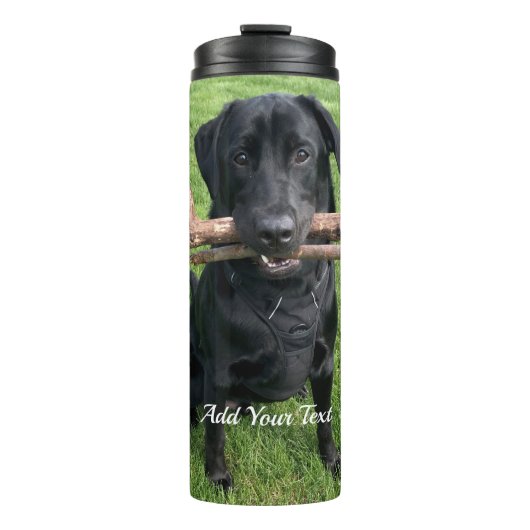 Zwart lab met twee sticks Pet Dog Foto en naam Thermosbeker (Voorkant)