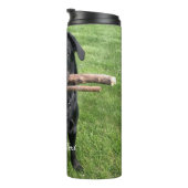 Zwart lab met twee sticks Pet Dog Foto en naam Thermosbeker (Geroteerd rechts)