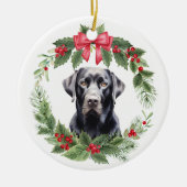 Zwart Lab Retriever Rode Bow Holly Krans Keramisch Ornament (Voorkant)