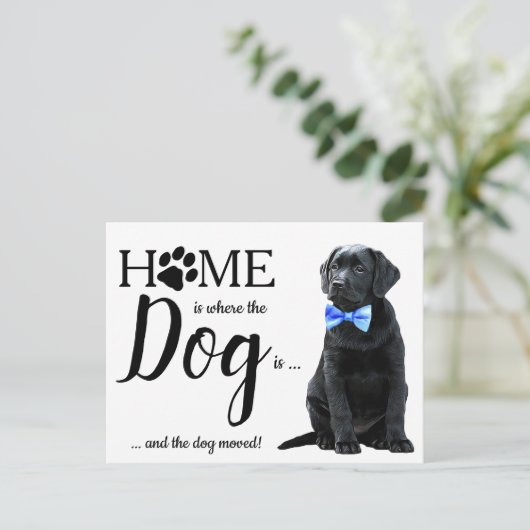Zwart lab We hebben 'Dog Moving Announcement Post' Briefkaart (Staand voorkant)