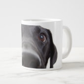 Zwart Labrador Close-up Portret Grote Koffiekop (Voorkant rechts)