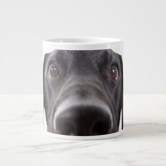 Zwart Labrador Close-up Portret Grote Koffiekop (Voorkant)