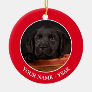 Zwart labrador retriever puppy in een mand keramisch ornament