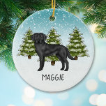 Zwart Labrador Retriever Winter Forest Aangepaste  Keramisch Ornament<br><div class="desc">Destei's originele cartoon illustratie van een schattige zwarte Labrador Retriever rashond. De hond is geplaatst in een winterscène met drie groene sparren en vallende sneeuw. De achtergrond is een blauw tot wit verloop dat het ontwerp geeft dat koude winterdag eruit ziet. Er is ook een personaliseerbaar tekstgebied voor een naam...</div>
