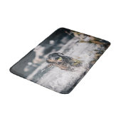 Zwart labrador speelt fets in water badmat (Gekanteld)