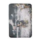 Zwart labrador speelt fets in water badmat (Voorkant Verticaal)