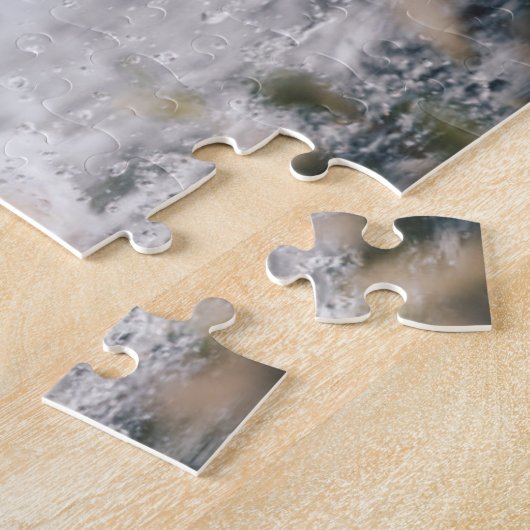 Zwart labrador speelt fets in water legpuzzel (Zijkant)