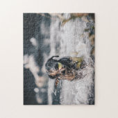 Zwart labrador speelt fets in water legpuzzel (Verticaal)