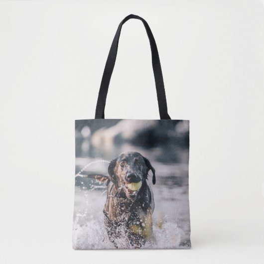 Zwart labrador speelt fets in water tote bag (Voorkant)
