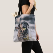 Zwart labrador speelt fets in water tote bag (Dichtbij)