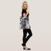 Zwart labrador speelt fets in water tote bag (Op model)