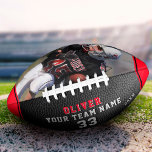 Zwart leder Rood afdrukkenNummer Team Foto American Football<br><div class="desc">Black Leather Print Red Player Name Number Team Photo Football. Pas het aan met uw foto, de naam van de speler, het aantal, de teamnaam en het jaar. De tekst is trendy witte en rode typografie op een zwarte lederen gedrukte achtergrond met rode strepen. U kunt om het even welke...</div>