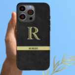 Zwart leder Textuur Monogram Naam Gold iPhone 16 Pro Max Hoesje<br><div class="desc">Gepersonaliseerd monogram en naam. Zwarte lederen textuur met elegante gouden letters (niet echt leer). Sophisticated vaderdag cadeau idee voor vader of opa (echtgenoot / significante andere). Het kan ook een perfect vakantie- of pensioencadeau-idee zijn. als u ontwerphulp of een speciaal verzoek nodig heeft, stuur ons dan een chat en we...</div>