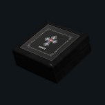 Zwart  leder-wit diamanten kruis cadeaudoosje<br><div class="desc">Het zwarte  afbeelding is geaccentueerd met een zilveren lijst en sprankelend wit diamantkruis: rood edelsteenaccent en aangepaste naam.</div>
