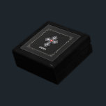 Zwart  leder-wit diamanten kruis cadeaudoosje<br><div class="desc">Het zwarte  afbeelding is geaccentueerd met een zilveren lijst en sprankelend wit diamantkruis: rood edelsteenaccent en aangepaste naam.</div>