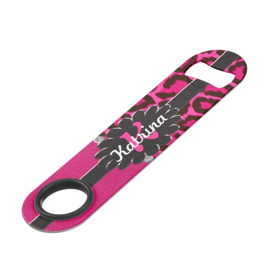 Zwart lederen monogram op roze Cheetah Speed Flessenopener (Voorkant Gekanteld)