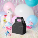Zwart leer textuur afwerking patroon Gable Bedankdoosjes<br><div class="desc">Presenteer uw lekkernijen stijlvol met deze zwarte gable favor doosjes met een leerachtige afwerking en subtiele patroonontwerp. Duurzaam en elegant, ze zijn perfect voor bruiloften, feesten of speciale gelegenheden, en voegen een geraffineerde touch toe aan elk geschenk of gunst. Hun klassieke gable vorm maakt ze zowel praktisch als visueel aantrekkelijk....</div>