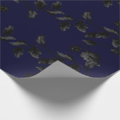 Zwart lef-vlinderpatroon op marineblauw cadeaupapier (Hoek)