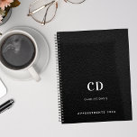 Zwart leren monogram initialen 2025 planner<br><div class="desc">Een zwarte kunstleerfoto als achtergrond en witte tekst. Pas uw monogram initialen,  naam en een titeljaar aan en voeg deze toe.</div>