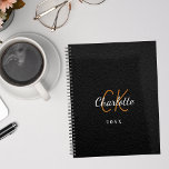 Zwart leren monogram initialen naam 2025 planner<br><div class="desc">Een zwarte kunstleerfoto als achtergrond en witte tekst. Pas uw monogram initialen,  voornaam,  volledige naam en een jaar aan en voeg deze toe.</div>