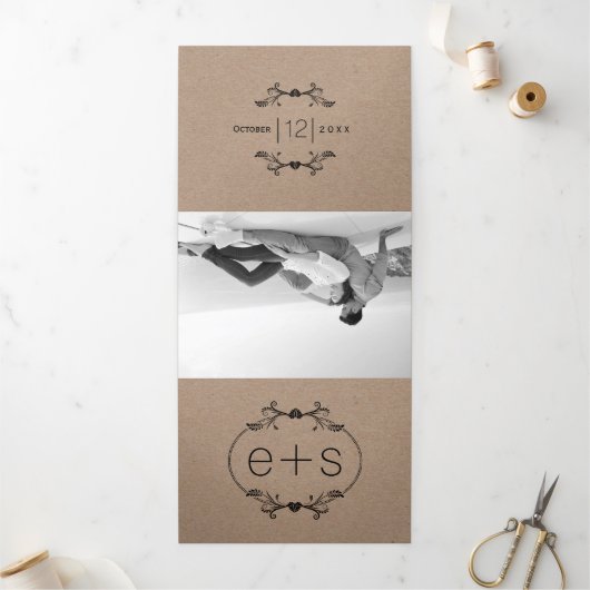 Zwart lijst, initialen monogram kraft papier bruil drieluik uitnodiging (Buitenkant)