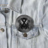 Zwart lint met vleugels ronde button 7,6 cm (In situ)