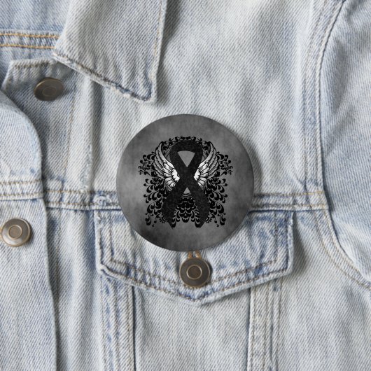 Zwart lint met vleugels ronde button 7,6 cm (In situ)