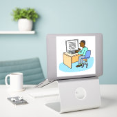 Zwart man dat bij een computer sticker werkt (Laptop op bureau)