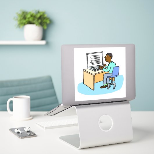 Zwart man dat bij een computer sticker werkt (Laptop op bureau)