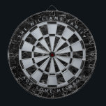 Zwart Marmer Faux Zilveren Folie Familienaam Class Dartbord<br><div class="desc">Een klassiek dartboard ontwerp met afwisselend zwart marmer en faux zilver folie driehoeken. Er is een familienaam in het bovenste deel en een bericht in het onderste deel,  beide als gebogen teksten in zilvergrijze petten.</div>