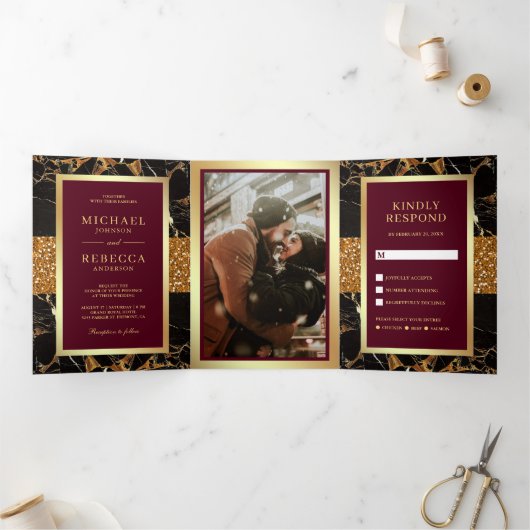 Zwart Marmer Goud Glitter Bourgogne Rood Bruiloft Drieluik Uitnodiging (Binnen)