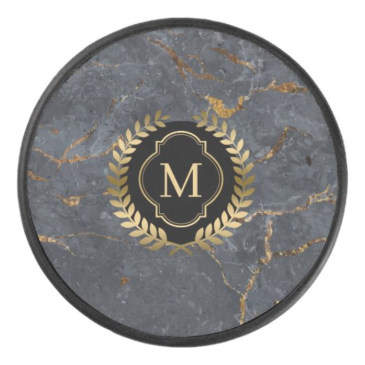 Zwart Marmer Gouden Badge Monogram Hockey Puck (Voorkant)