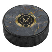 Zwart Marmer Gouden Badge Monogram Hockey Puck (3/4)