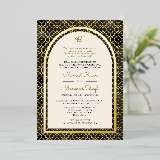 Zwart Marokkaans Patroon Sikh Boog Trouwgoud Folie Uitnodiging (Staand Voorkant)