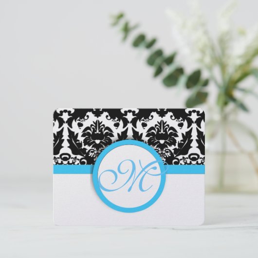 Zwart masker met lichte, donkerblauwe bruiloft RSVP kaartje (Staand voorkant)