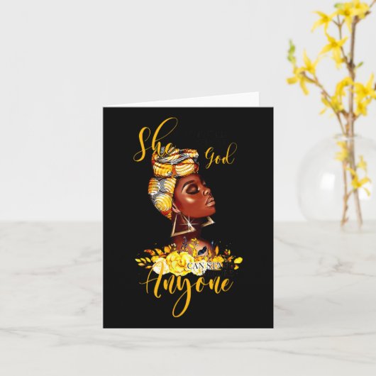 Zwart meisje dat ze knielt voor God kan Chr Kaart (Gele Bloem)