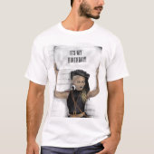 Zwart meisje met een teken t-shirt (Voorkant)